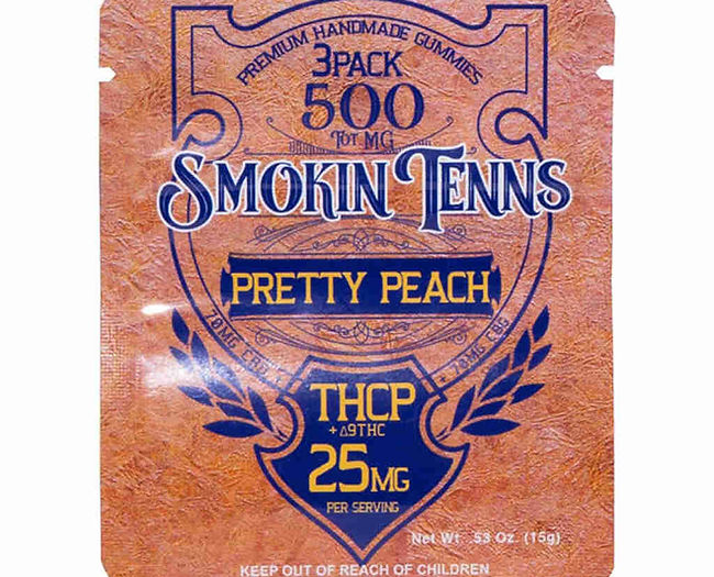 Smokin Tenns Pretty Peach THCP gummies packaging, 3-pack, 500mg total, 25mg per serving, premium handmade, orange and blue design on textured background